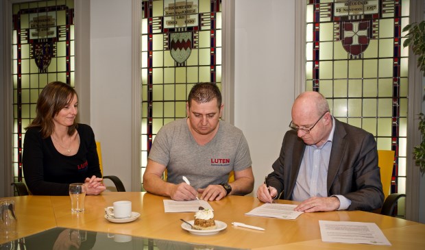 Wethouder Fred Dellemijn en André Luten ondertekenen de koopovereenkomst.
Vlnr. Mieke Luten, André Luten en wethouder Fred Dellemijn
