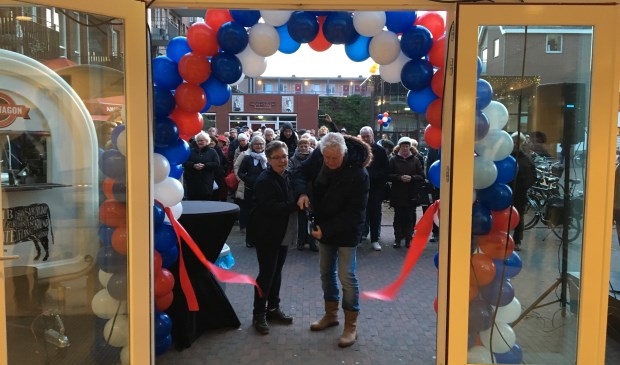 Bianca Vonk en de heer Kuis knipten het rode lint door