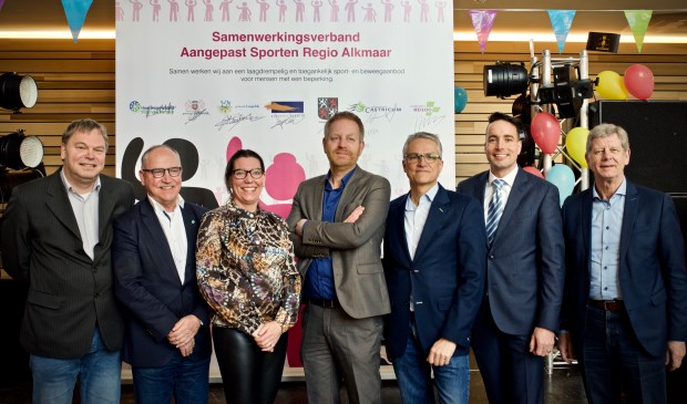 Zeven wethouders ondertekenden de Samenwerkingsovereenkomst Aangepast Sporten. Vlnr. de wethouders Rob Opdam (Heiloo), Leo Dickhoff (Heerhugowaard), Anke Vink (Uitgeest), Peter van Huissteden (Bergen), Pieter Dijkman (Alkmaar), Jasper Nieuwenhuizen (Langedijk) en Rob Schijf (Castricum)