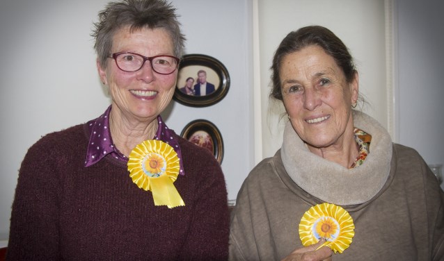 Guurtje Brakenhoff (71) en Ineke Bijman (65) zijn vrijwilligers bij Stichting De Zonnebloem.