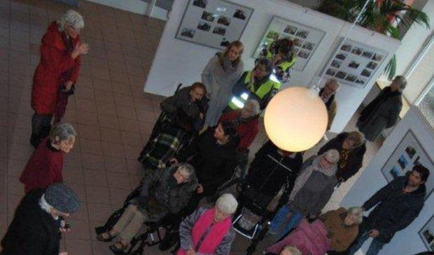 Geesterheem wandelaars brengen bezoek aan foto expositie op gemeentehuis