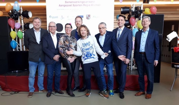 Zeven wethouders ondertekenden de Samenwerkingsovereenkomst Aangepast Sporten. Vlnr. de wethouders Rob Opdam (Heiloo), Leo Dickhoff (Heerhugowaard), Anke Vink (Uitgeest), Peter van Huissteden (Bergen), Pieter Dijkman (Alkmaar), Jasper Nieuwenhuizen (Langedijk) en Rob Schijf (Castricum)