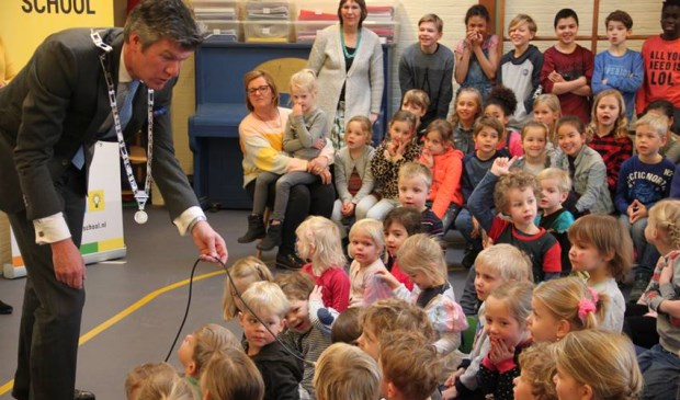 Burgemeester Mans in gesprek met de leerlingen
