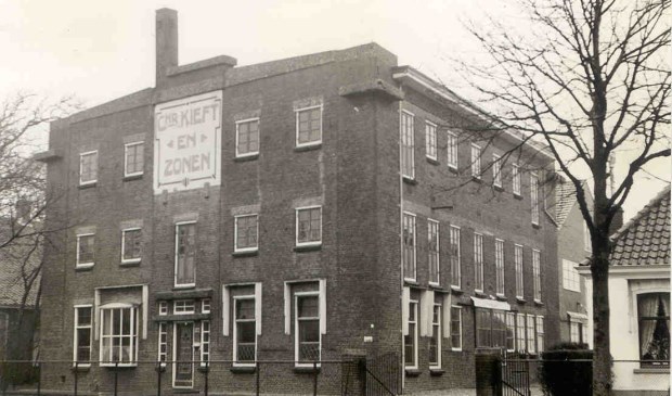 De bollenschuur van Chris Kieft in 1966. In 1996 werd op deze plek de eerste steen gelegd voor de bouw van het huidige pand van Gédé Verpakkingen.