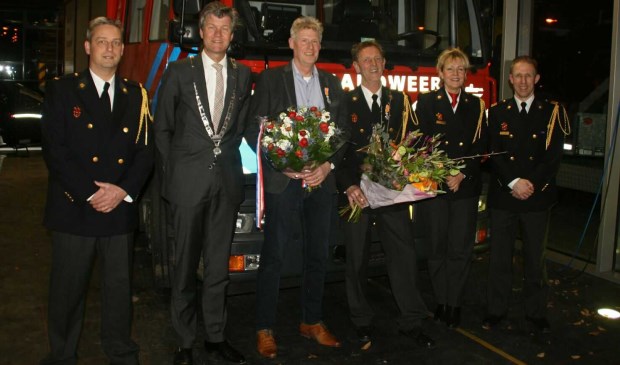 Op de foto vlnr.
Postcommandant Mark Schuitema, burgemeester Mans, Pieter Admiraal, Paul Bos, teamleider Petra Abma en teamleider Hakan Meijer.