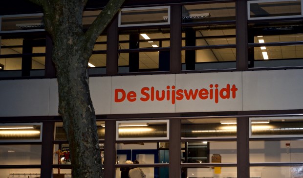 De naam van het multifuntionele gebouw prijkt op de gevel.