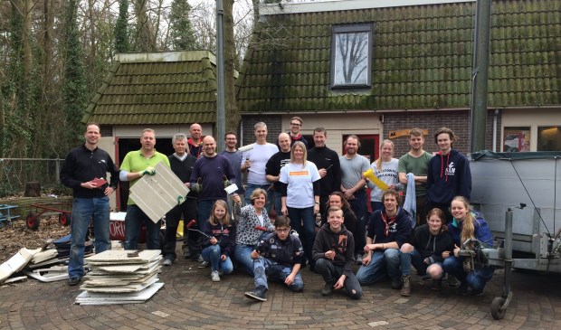 Het NLDoet klusteam bestaande uit o.a. leiding, bestuur en ouders van leden Victorie.