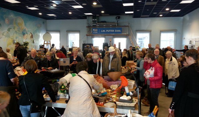 De rommelmarkt in 2017 werd druk bezocht.