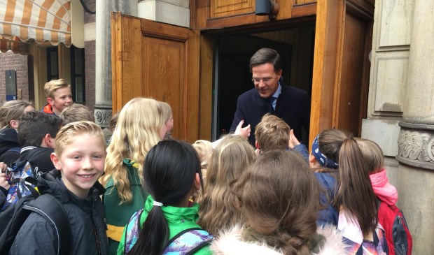 Leerlingen van groep 7 van CBS de Duif in een onderonsje met minister-president Mark Rutte.