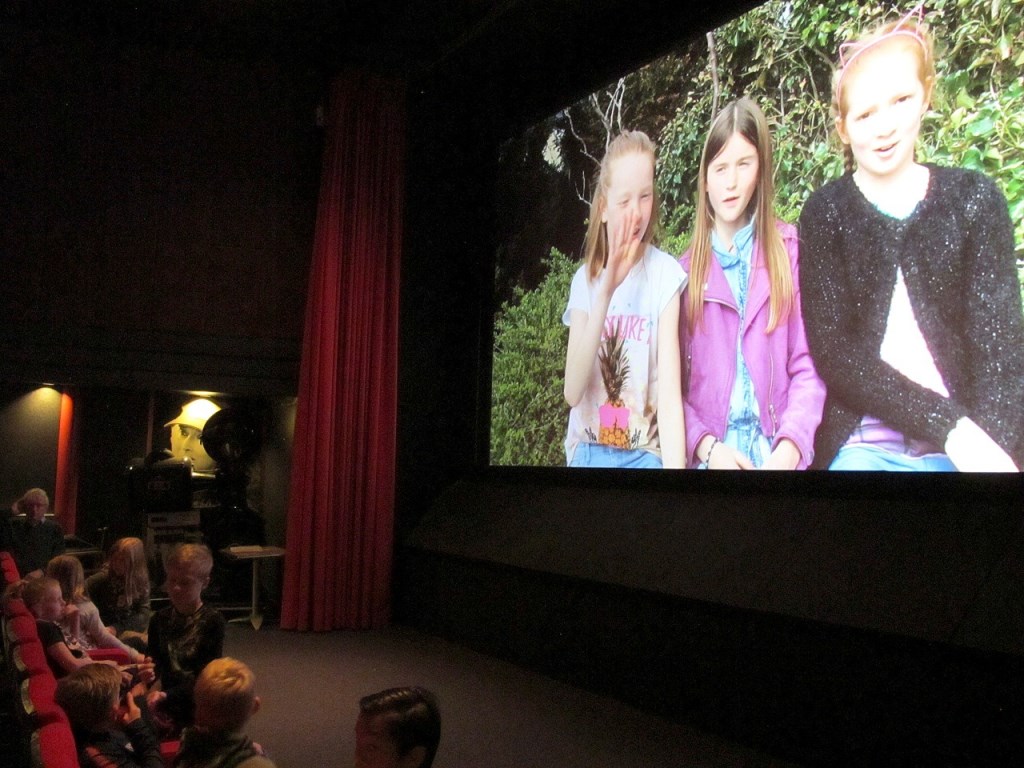 Leerlingen van de Visser ’t Hooftschool te zien in de Corsobioscoop.