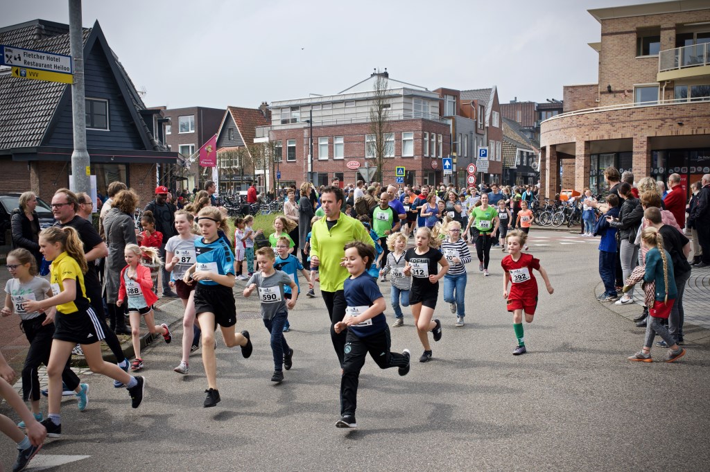 Jong en oud liepen door elkaar tijdens de 2,4 kilometer.