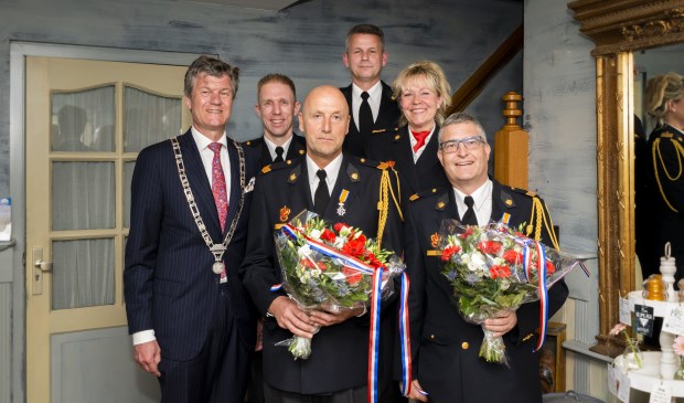 Vlnr: Burgemeester Toon Mans, plv teamcommandant Hakan Meijer, John Hanskamp, Postcommandant Ton Dekker, teamcommandant Petra Abma & Hans Roemer