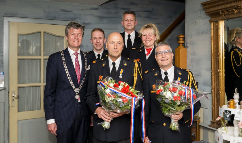 Vlnr: Burgemeester Toon Mans, plv teamcommandant Hakan Meijer, John Hanskamp, Postcommandant Ton Dekker, teamcommandant Petra Abma & Hans Roemer