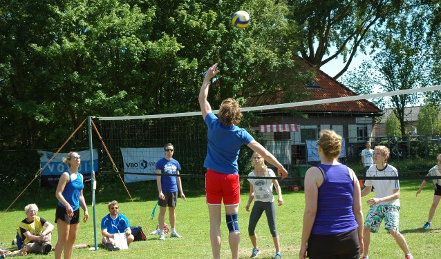 Stratenvolleybaltoernooi door onder nieuwe naam: Het Voluit Buiten Toernooi.