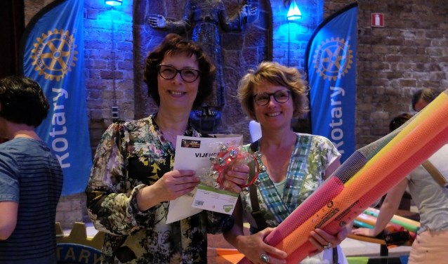 Links Madelon Kooij, rechts Artina van de Bult van De Vijfhoek.