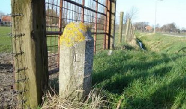Een grenspaal op de Oosterzijweg op de grens tussen Heiloo en Limmen.