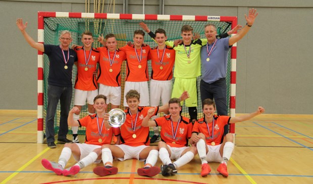 Trots toont het team hun medaille en de schaal die zij ontvingen als winnaar van het KNVB kampioenschap district West 1.
Staand: Coach John Schouten, Thomas van Dijk, Nino Peemen, Matthé de Waal, Jacco de Jong, Jesse Glorie, coach Mark Valkering
Zittend: Jovi Kersens, Bjorn Valkering, Mike Schouten, Wessel Hoeben