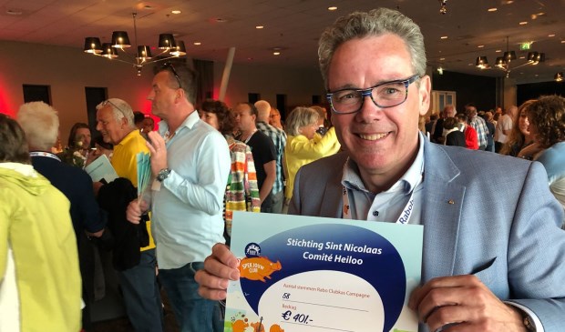 Jeroen Schouten nam blij de cheque in ontvangst voor het Sinterklaascomité.