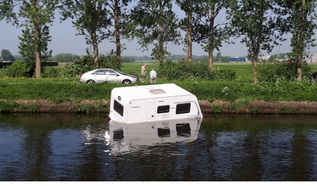 Daar dobbert de caravan...
