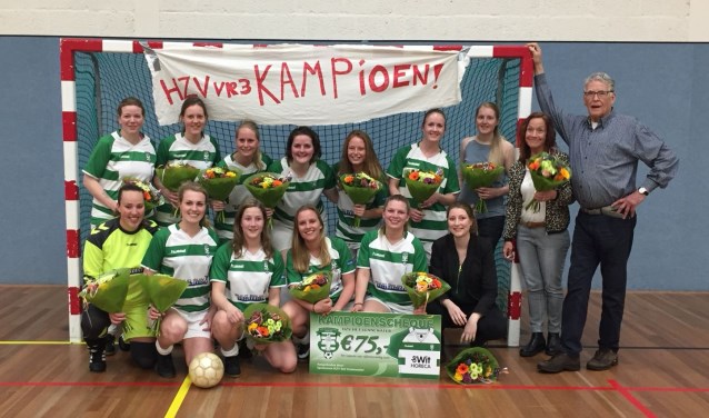 Staand v.l.n.r.: Pauline van den Hoonaard, Diana Spaargaren, Suzanne Hooijberg, Yvette Boergonje, Sanne Duin, Lianne Kaptein, Kim Duinmeijer, Lida Bruin (sponsor), Aris de Wit (sponsor)
Hurkend v.l.n.r.: Aranka Oud, Lisa Morsch, Lola Bruin, Julia Ursem, Mieke van Steenis en Jennifer Morsch. Afwezig: Chloé Balland.