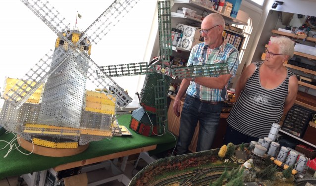 Bakker Jan de Goede, ook wel 'De Meccanoman' genoemd, samen met zijn vrouw.
