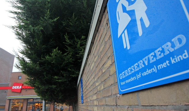 Het parkeerbord voor de papa's en mama's is verdwenen en heeft plaatsgemaakt voor het standaard bord voor gehandicapten.