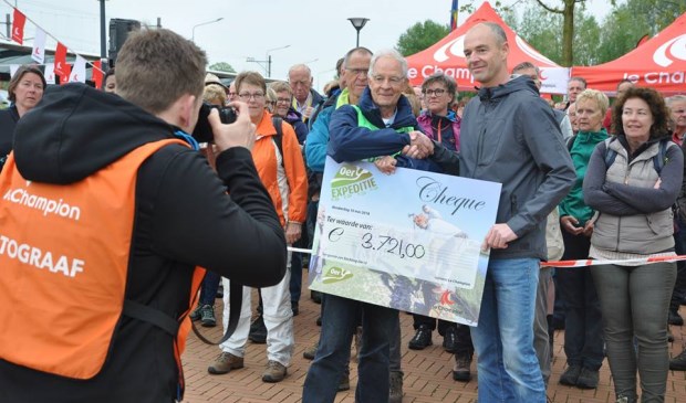 René Wit overhandigde een symbolische cheque aan Oer-IJ secretaris Jos Teeuwisse
