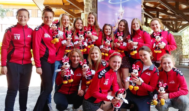 Staand v.l.n.r: Kayleigh, Maartje, Isa, Didonne, Lisa, Tes, Anne, Fem en Floortje
Hurkend v.l.n.r.: Nadeche, Esmé, Julia Demi en Danique
