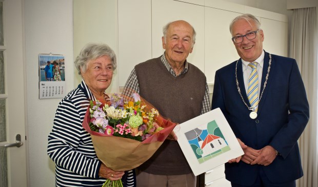Ria van Kuijk-van West en Wim van Kuijk samen met burgemeester Hans Romeyn