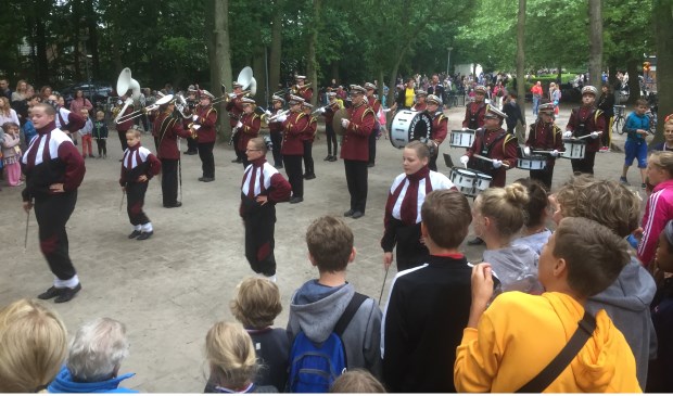 Als vanouds liet Fanfare Showband Heiloo zich horen en zien bij aankomst op de laatste avond.