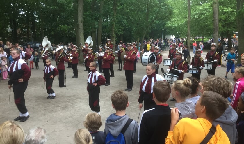 Als vanouds liet Fanfare Showband Heiloo zich horen en zien bij aankomst op de laatste avond.