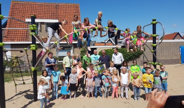 De kinderen nemen het veerelement voor de 'wiphond' feestelijk in ontvangst.