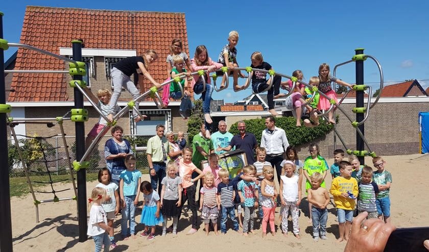 De kinderen nemen het veerelement voor de 'wiphond' feestelijk in ontvangst.
