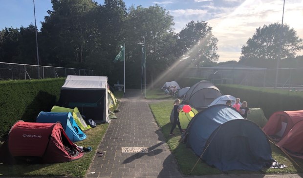 Gezellig de tentjes bij elkaar.