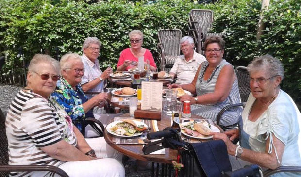 vlnr: mw van Hees, mw Alles, mw Panis, mw Groot, dhr Groot, mw Dekker en mw Kaandorp.