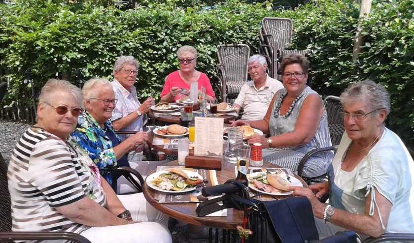 vlnr: mw van Hees, mw Alles, mw Panis, mw Groot, dhr Groot, mw Dekker en mw Kaandorp.