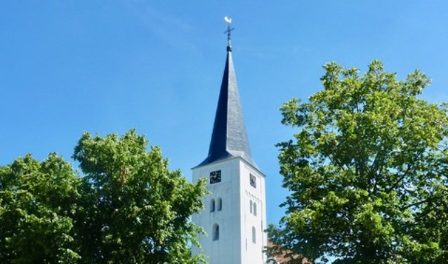 Van afstand lijkt de kerk wit, maar als je dichterbij komt is de groene aanslag goed zichtbaar.
