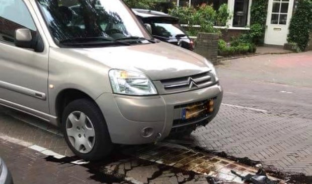 Na de botsing is een flinke olievlek ontstaan.