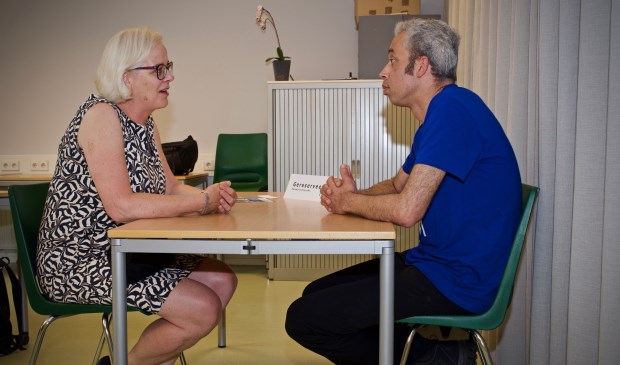Wethouder Elly Beens in gesprek met 'levend boek' Ramon.