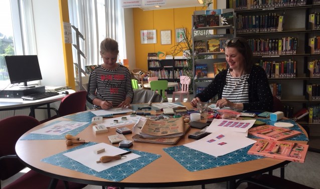 Workshop stempel maken tijdens de Kunstroute in het Lees Lokaal.