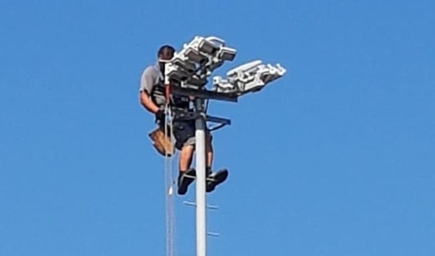 Op eenzame hoogte wordt de led-verlichting aangebracht.