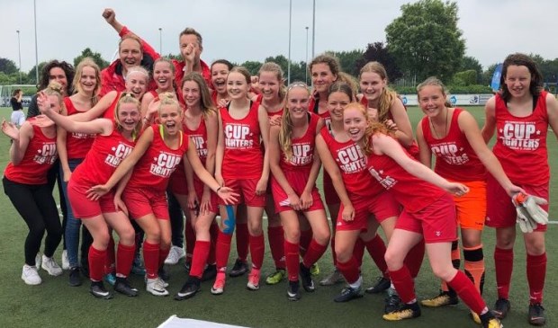 Vreugde alom bij de meiden van Foresters MO-17 na het winnen van de beker.