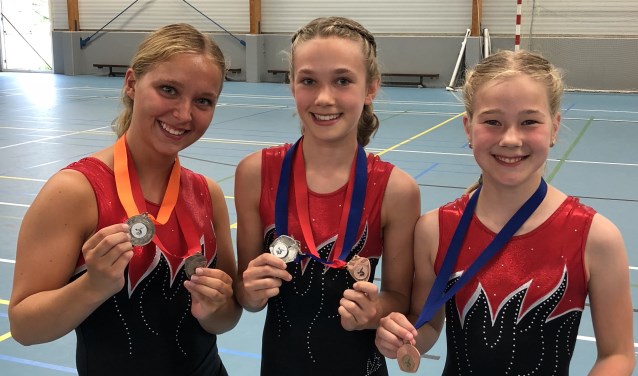 Brechtje, Khee en Sara zijn maar wat trots op hun medaille!