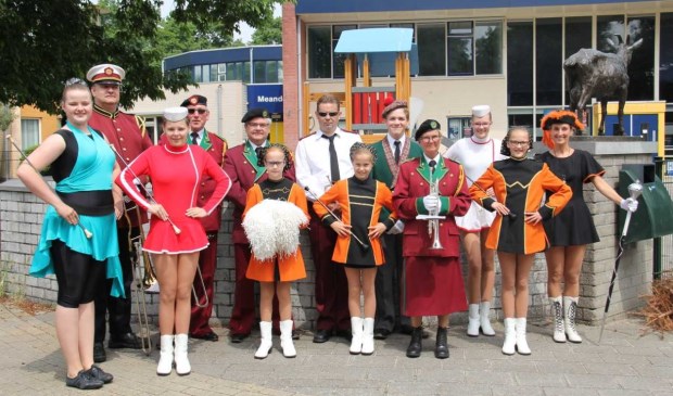 Bandleden en majorettes liepen in de verschillende uniformen van de afgelopen 50 jaar.