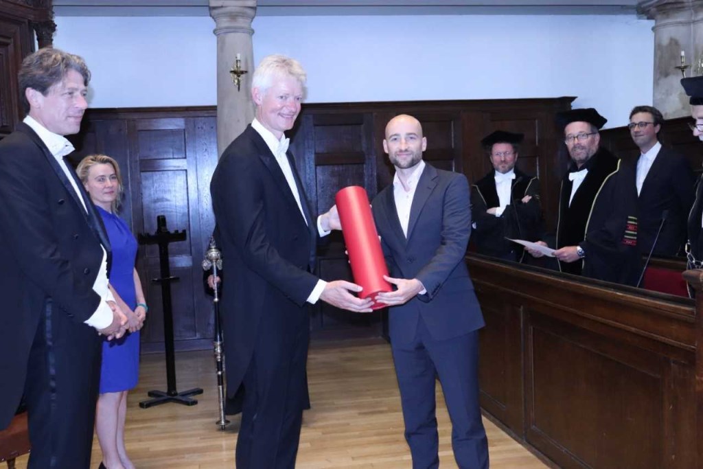 Economiedocent Ferry Haan (links op foto) krijgt zijn doctoraatsdiploma en promoveert tot Doctor in de Onderwijseconomie.