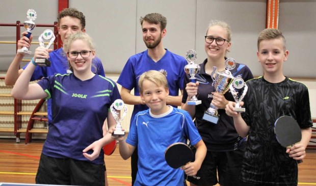 Prijswinnaars Jeugd Clubkampioenschap 2018 Jeugd, vlnr Achter: Jari, Okke en Sanne (clubkampioen) , vlnr Voor: Roos, Christian en Jort.
