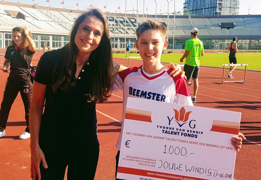 Yvonne van Gennip overhandigt een mooie cheque aan Jouke Windig