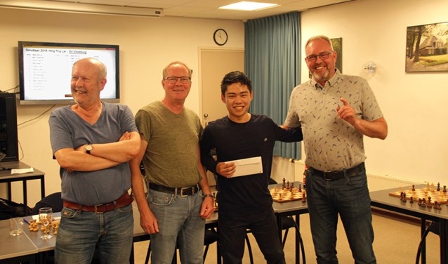 SV Vredeburg-voorzitter Jos Admiraal, Dick Aafjes, Hing Ting Lai en Harold Ebels.
