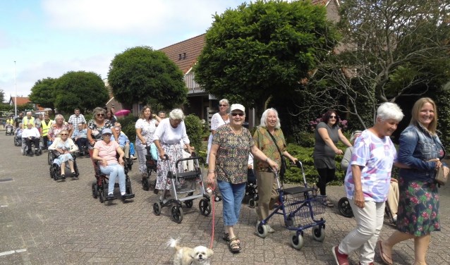 Ouderen door het dorp tijdens de wekelijkse wandeling.