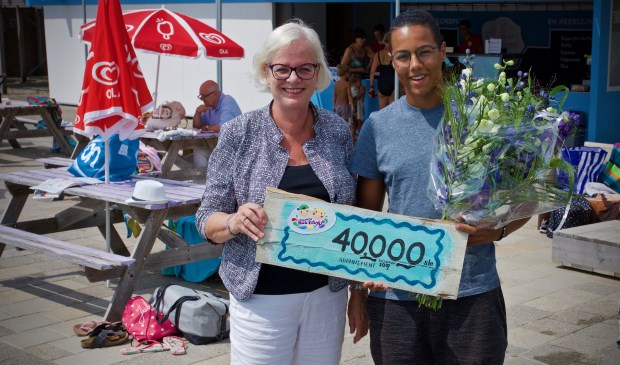 Wethouder Elly Beens feliciteert de 40.000ste bezoeker van zwembad Het Baafje, Brim Adrichem.